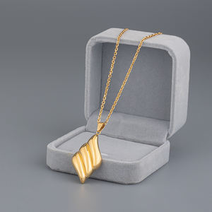 Perhiasan mode kalung berlapis emas 18k liontin sayap gelombang bergaris baja tahan karat - Product Image 2