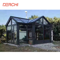 Maison préfabriquée en aluminium avec toit en verre triangulaire extérieur, véranda en verre