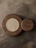 Ensemble de tables basses gigognes en bois massif, plateau bicolore, base en piédestal ajourée, style Mid-Century, écologique, facile à nettoyer
