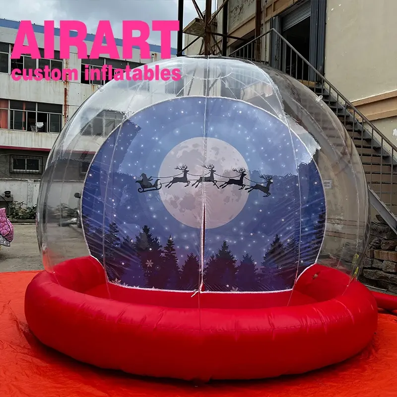 Bellissimo palloncino gonfiabile con sfera di cristallo sullo sfondo, grande tenda gonfiabile a cupola con globo di neve
