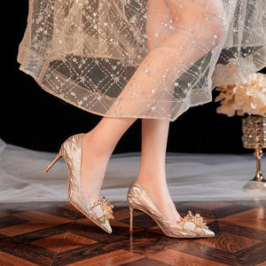 Nouvelles chaussures de mariage argentées à paillettes pour femmes, talons aiguilles à bout pointu, style européen-américain, talons hauts en cristal pour mariée et demoiselle d'honneur - Product Image 2