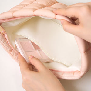 कस्टम लोगो टिकाऊ कुलीटेड पफी नायलॉन मेकअप बैग के साथ महिलाओं के लिए कस्टम लोगो टिकाऊ क्लुटेड पफी यात्रा कॉस्मेटिक पाउच - Product Image 4