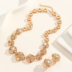 Ensemble collier et boucles d'oreilles en alliage de zinc doré incrusté de strass blancs, motif fleur de rose, bijoux pour femmes, tendance européenne et américaine - Product Image 3