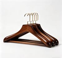 Cintres en bois de luxe pour hôtel, durables, noirs, à épaules larges pour vêtements, cintre à barre en bois de hêtre Lotus pour costumes d'hôtel
