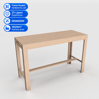 Ensemble de table et chaises de bar d'extérieur modernes, finition grain de bois, hauteur comptoir, mobilier de bistrot pour hôtel, complexe hôtelier, balcon