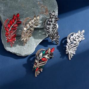 Nouvelles Broches Tendance en Cristal Floral, Alliage Plaqué Or avec Strass, Personnalisables, Unisexe, pour Usage Quotidien, Cadeau de Fiançailles, Mariage, Fête - Product Image 5