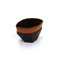 Pinceaux de maquillage quotidiens pour le visage, type Kabuki plat, en nylon végétalien, avec manche noir, personnalisables avec votre logo, vendus à l'unité par lot.
