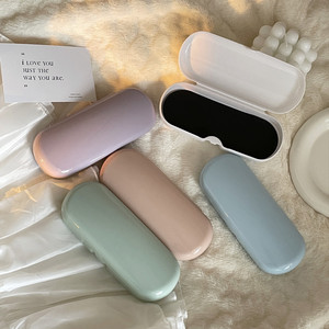 Boîte <span class=keywords><strong>à</strong></span> lunettes <span class=keywords><strong>à</strong></span> monture simple Ins crème portable légère personnalisée en usine Lunettes de soleil personnalisées en matériau de fer PU frais écologique - Product Image 3