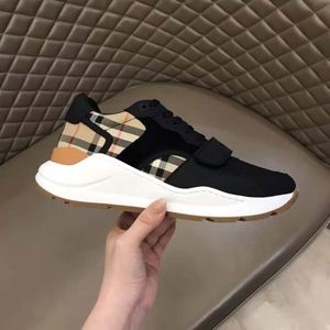 Sneakers plateforme de qualité supérieure avec un design luxueux et un style rayé. Parfait pour la marche et les activités de plein air. - Product Image 1