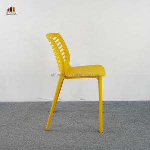 Chaise de salle à manger en plastique empilable moderne avec dossier rayé, chaise simple et durable pour la maison, le <span class=keywords><strong>restaurant</strong></span> et le bureau - Product Image 5