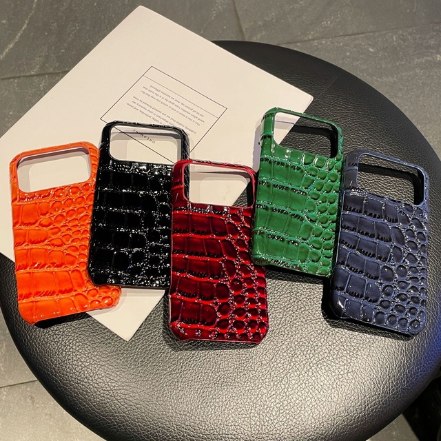Customized Stylish Crocodile-patterned Leather Half-coverage Phone case for iPhone 17 16 15 Pro Max Women's Phone Accessory