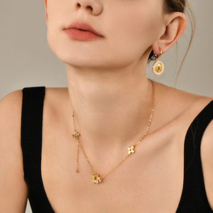 Bijoux plaqués or 18 carats sans ternissement Collier à chaîne délicate avec breloque fleur en argent sterling 925 pour fille - Product Image 4