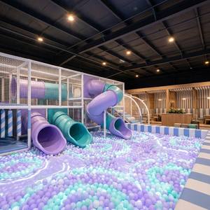 Aire de jeux intérieure haut de gamme pour enfants avec toboggan tubulaire, piscine à balles et salle d'anniversaire - Solution clé en main FEC style Morandi lavande et turquoise - Product Image 3