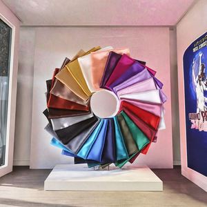 ผ้าคลุมศีรษะผ้าซาตินสีม่วงและชมพูพิมพ์ลายสี่เหลี่ยมสีขาว ขนาด 90x90 มม. ผ้าพันคอไหมสีพื้นสำหรับฤดูร้อนสำหรับผู้หญิง - Product Image 2