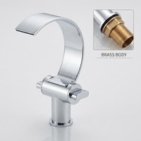 Robinet de salle de bain moderne à double poignée avec bec cascade et design à montage sur comptoir pour lavabo