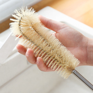 Brosse à tête courbée avec manche en bois pour le nettoyage des biberons, des thermos et des bouilloires, avec poignée extensible pour accrocher - Product Image 4