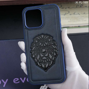 Custodia per <span class=keywords><strong>iPhone</strong></span> 16 15 <span class=keywords><strong>14</strong></span> 13 Pro in Pelle PU di Lusso con Testa di Leone 3D in Rilievo e Protezione Antiurto - Product Image 3