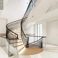 Escalier courbé industriel en acier robuste avec marches en bois et garde-corps de sécurité pour usage intérieur
