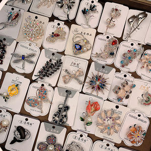 Nueva Joyería Broche Sencillo de Flor con Diamantes de Cristal para Hombre y Mujer Pines Geométricos Regalo de Joyería para Mujer Broches Surtidos al por Mayor - Product Image 1