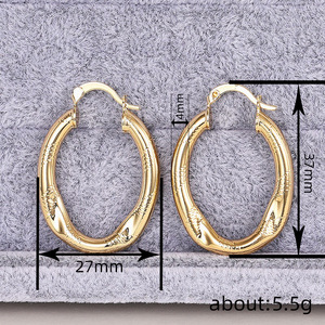 Orecchini a polsino a forma di U irregolari da donna, design geometrico unico, gioielli versatili per tutti i giorni - Product Image 4