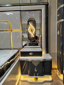 Juego de Muebles de Dormitorio de Lujo Elegante con Acabado de Alto Brillo, Cama Super King Size con Cabecero de Espejo Iluminado con LED y Armario de 8 Puertas - Product Image 3