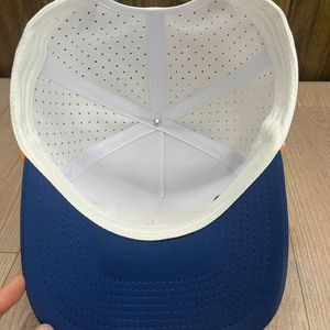 Casquette de golf et de baseball noire imperméable à 5 panneaux, perforée avec logo en silicone personnalisé découpé au laser, 100 % polyester, ajustable - Product Image 5
