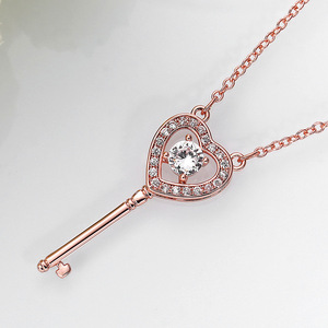 Collana Classica con Ciondolo a Cuore e Chiave per Donna, Catena a Maglie, Gioiello alla Moda da Indossare Ogni Giorno - Product Image 4