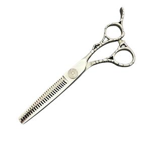 กรรไกรซอยผมสแตนเลส 440C ขนาด 6 นิ้ว สำหรับตัดผมเสริมสวย สำหรับคนถนัดขวา ใบมีดมาตรฐาน - Product Image 5