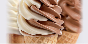 Glace <span class=keywords><strong>à</strong></span> <span class=keywords><strong>la</strong></span> crème au chocolat et <span class=keywords><strong>à</strong></span> <span class=keywords><strong>la</strong></span> <span class=keywords><strong>vanille</strong></span> en spirale dans un cône <span class=keywords><strong>gaufre</strong></span>, style soft serve - Product Image 3