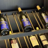 Meuble de rangement à vin en bois moderne personnalisé avec design écologique multifonctionnel