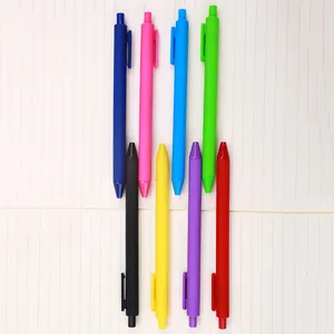 कस्टम प्रोमोशनल सस्ते लोगो बॉलपॉइंट पेन प्रिंटिंग बॉल पेन लोगो नोवेल्टीज़ प्लास्टिक ओईएम नोवेडेड्स ब्लैक पेन रंग के साथ
