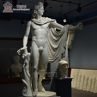 Statue d'Apollon en marbre, dieu grec antique, sculptée à la main dans la cour de la villa