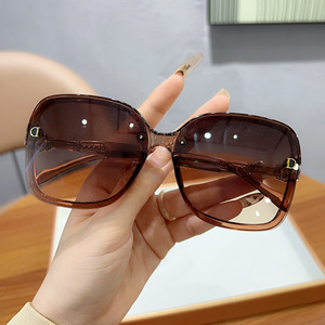 Occhiali da Sole Uomo Donna di Tendenza Nuovi Occhiali Estivi da Spiaggia Protezione UV Avanzata 2209 - Product Image 3