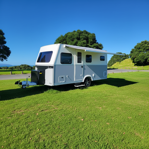 Espaciosa Autocaravana Impermeable con Cocina Integrada de Acero Inoxidable y Diseño Multipersonal para Acampadas Prolongadas - Product Image 3