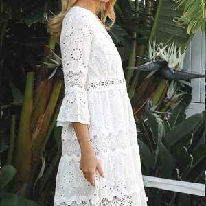 Robe Courte Bohème Élégante Brodé(e) à Col en V et Manches Évasées en Coton Biologique Personnalisable – Conception d'Usine - Product Image 3