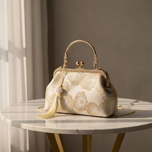 Pochette à bijoux carrée légère brodée à la main, style floral en soie, design artistique, taille personnalisée, haute qualité - Product Image 3