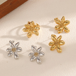 ชุดต่างหูและแหวนสแตนเลสลายดอกไม้สำหรับผู้หญิง ชุบทอง 18k ไทเทเนียมสตีล เหมาะสำหรับใส่ทุกวัน - Product Image 3