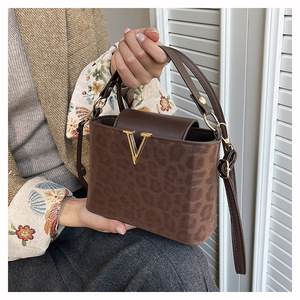 Zipper Closure Portable Large New Arrival Women's PU Leather <strong>Medium</strong> Regular Shape Modern Classic Vintage Crossbody <strong>Handbag</strong> - Product Image 1