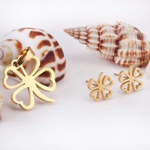 Ensemble de bijoux en gros pour femmes : collier et boucles d'oreilles en acier inoxydable plaqué or 18 carats avec pendentif porte-bonheur - Product Image 2