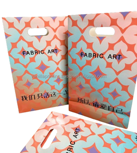 Bolsas de papel recicladas impresas personalizadas con asa troquelada para compras de ropa y embalaje de regalos - Product Image 3