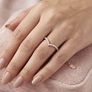 Bague de mariage de luxe en or rose, taille ronde, sertie de diamants de laboratoire, haute qualité, motif chevron, empilable, bijou de mariée, cadeau pour elle - Product Image 2