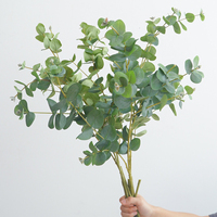 Vente en gros usine – Tiges d'eucalyptus artificielles, feuilles d'eucalyptus 'Silver Dollar' au toucher réel pour bouquets de mariage et arrangements floraux domestiques
