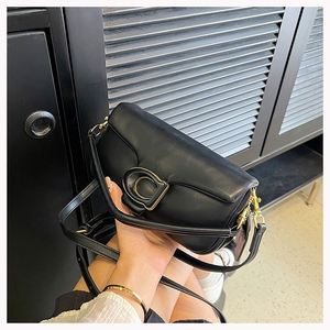 Sac à bandoulière de luxe tendance 2025 pour femme, style bonbon en cuir souple PU, avec fermoir et chaînes, collection été-hiver, par une marque de créateur de mode - Product Image 3