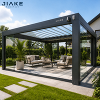 Pergola motorisée en aluminium à lames orientables avec lames en verre transparent et toit à capteur pluie-vent pour véranda ou patio ensoleillé