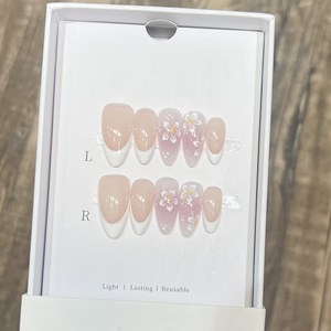 <span class=keywords><strong>Uñas</strong></span> Postizas Blancas Simples <span class=keywords><strong>con</strong></span> Diseño Minimalista de <span class=keywords><strong>Pequeñas</strong></span> <span class=keywords><strong>Flores</strong></span> Pintadas a Mano en Francés Blanco, Hechas a Mano, para Exportación - Product Image 1