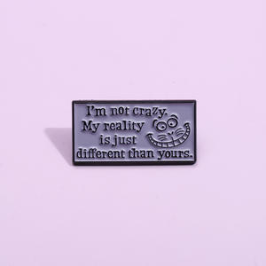 Broche esmaltado con texto de gato a la moda 'No estoy <span class=keywords><strong>loco</strong></span>, mi realidad es solo diferente', frase cómica - Product Image 2