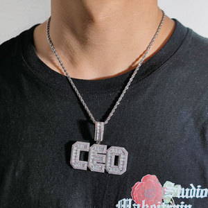 Colgante de Cobre Personalizado de Alta Calidad con Diamantes de Imitación, Diseño de Letra Inicial con Circonitas Cúbicas Baguette, Estilo Hip Hop Unisex - Product Image 1