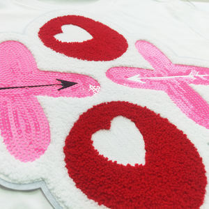 Fábrica personalizada al por mayor Día de San Valentín brillo lentejuelas gran chenilla toalla bordado XOXO hierro en parches para ropa - Product Image 4