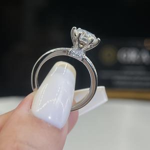 แหวนแต่งงาน/แหวนหมั้นเพชรโมอิสซาไนต์ทรงกลม 2 กะรัต เกรด VVS1 เงินแท้ S925 สำหรับผู้หญิง - Product Image 2