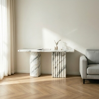 Table console en marbre Statuario à piétement cannelé, idéale pour les halls d'hôtels de luxe et les foyers élégants